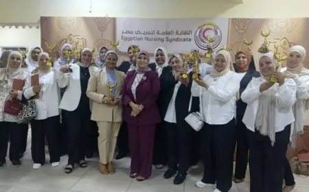 نقيب التمريض تحتفي ببطلات حريق مستشفى أورام مدينة نصر وتمنحهن مكافأة مالية