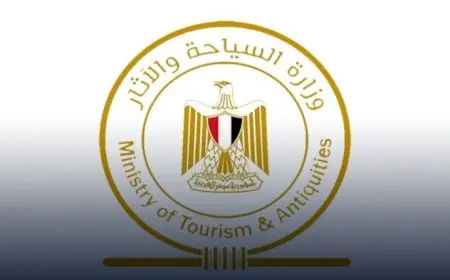 السياحة تكشف تفاصيل منع بلوجر من رفع العلم المصري في آثار سقارة