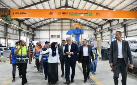 وزير الإنتاج الحربي يقوم بزيارة لشركة حلوان لمحركات الديزل ويشيد بمكافآت للعاملين المتميزين