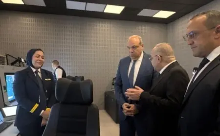 وزير الطيران يعاين التشغيل التجريبي للأنظمة الرادارية الحديثة في مطار القاهرة لتعزيز سلامة الطيران
