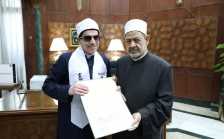 شيخ الأزهر يحتفي بأوائل الثانوية العامة ويهديهم مكافآت مالية ورحلة عمرة تقديراً لتفوقهم