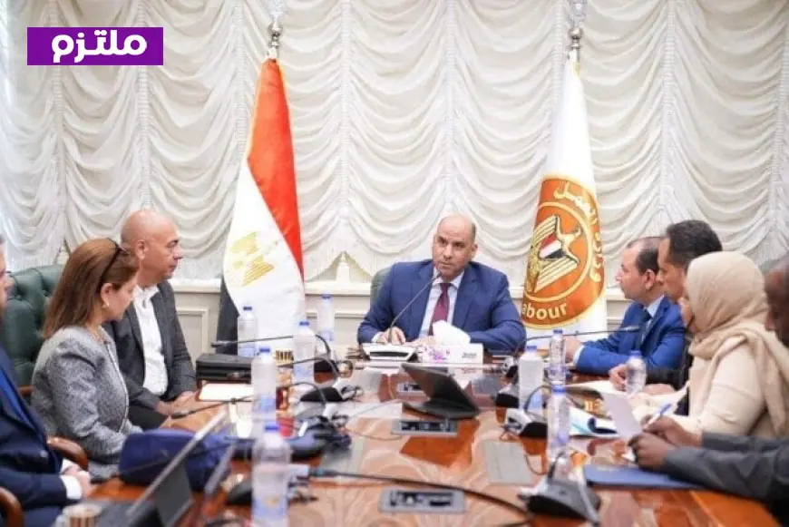 وزير العمل يراقب الاستعدادات لإطلاق نظام مبتكر لإدارة تصاريح عمل الأجانب