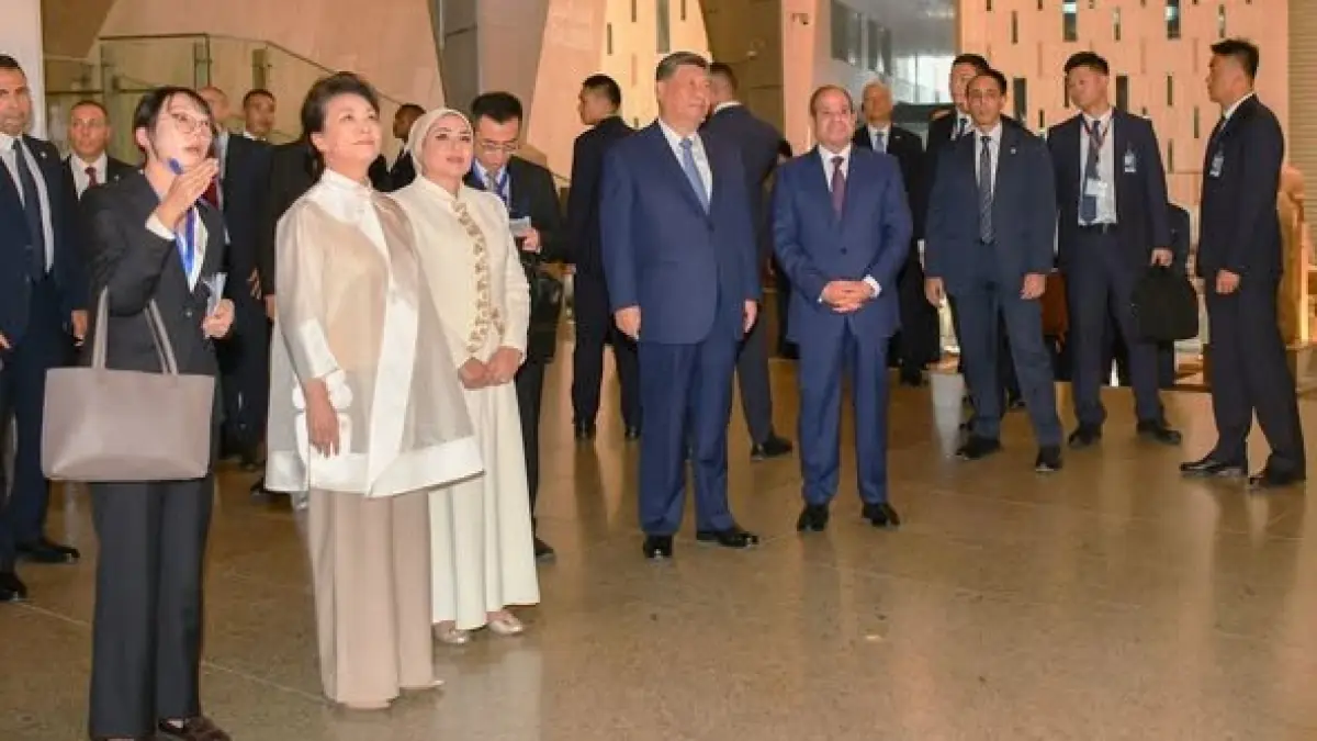 جولة الرئيس السيسي وقرينته مع الرئيس الصيني في المتحف المصري الكبير في 11 صورة مذهلة