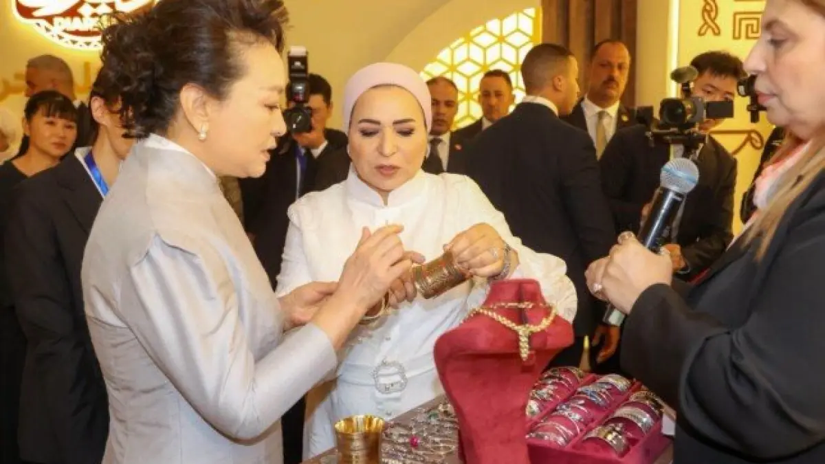 السيدة انتصار السيسي تستقبل قرينة الرئيس الصيني في قصر الاتحادية وتزور معرض ديارنا