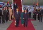 الرئيس السيسي يرحب بالرئيس الصيني في مطار القاهرة مع بث مباشر للأحداث