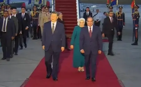 الرئيس السيسي وقرينته يستقبلا الرئيس الصيني شي جين بينج وقرينته في بث مباشر
