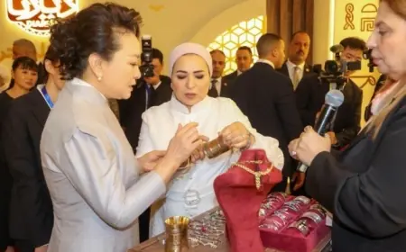 السيدة انتصار السيسي تستقبل قرينة الرئيس الصيني في قصر الاتحادية وتزور معرض ديارنا
