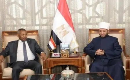 وزير الأوقاف والسفير السوداني يتناقشان بشأن تعزيز التعاون في تدريب الأئمة والواعظات بالسودان