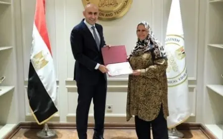 الأبلة صالحة تعبر عن سعادتها بعد تكريم وزير التعليم وتقدير جهودها ورد اعتبارها