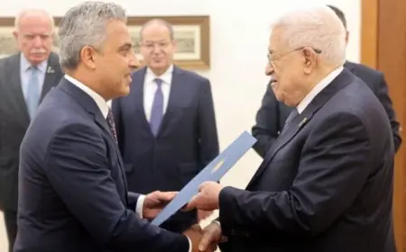 السفير المصري يسلم أوراق اعتماده للرئيس الفلسطيني محمود عباس لتعزيز العلاقات الثنائية