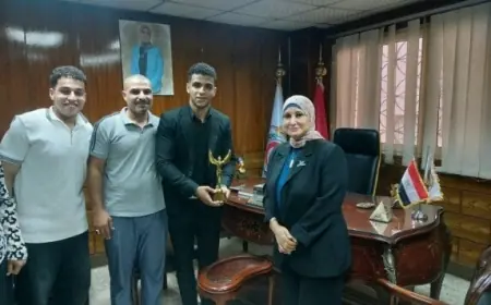 نقيب التمريض تكرّم الممرض علي محمد بجوائز مالية ودرع ومنحة دراسية في جامعة بدر