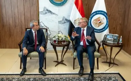 وزير البترول يعقد اجتماعاً مع وفد إيني الإيطالية لتسريع تطوير الاكتشافات النفطية الجديدة