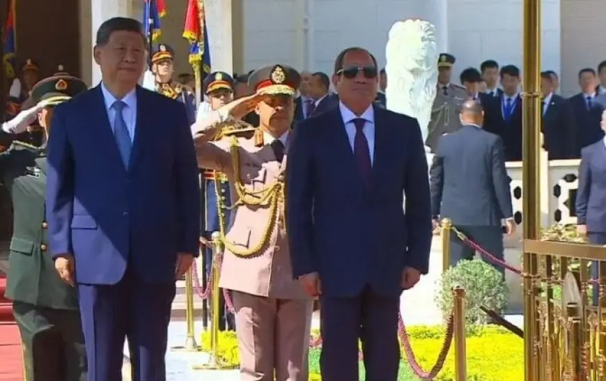 الرئيس السيسي وزوجته يُرحبان بالرئيس الصيني وزوجته في قصر الاتحادية