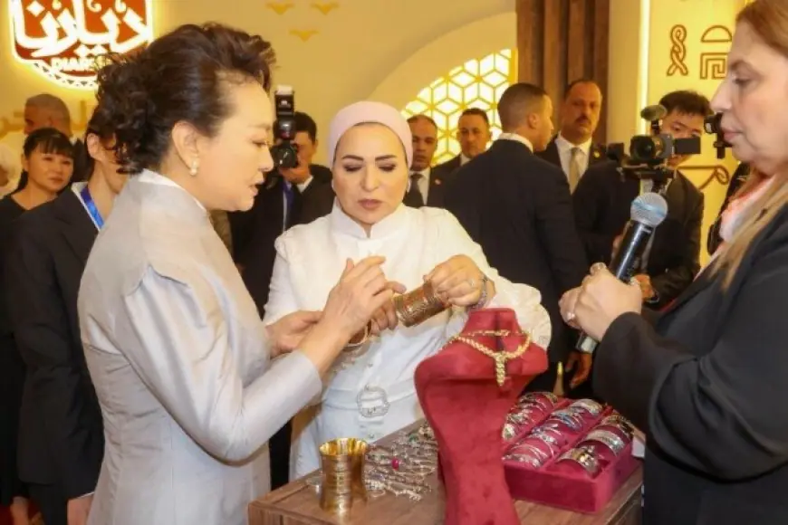 السيدة انتصار السيسي تستقبل قرينة الرئيس الصيني في قصر الاتحادية وتزور معرض ديارنا