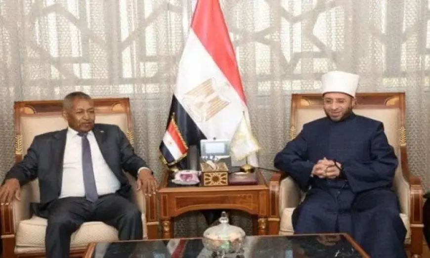 وزير الأوقاف والسفير السوداني يتناقشان بشأن تعزيز التعاون في تدريب الأئمة والواعظات بالسودان
