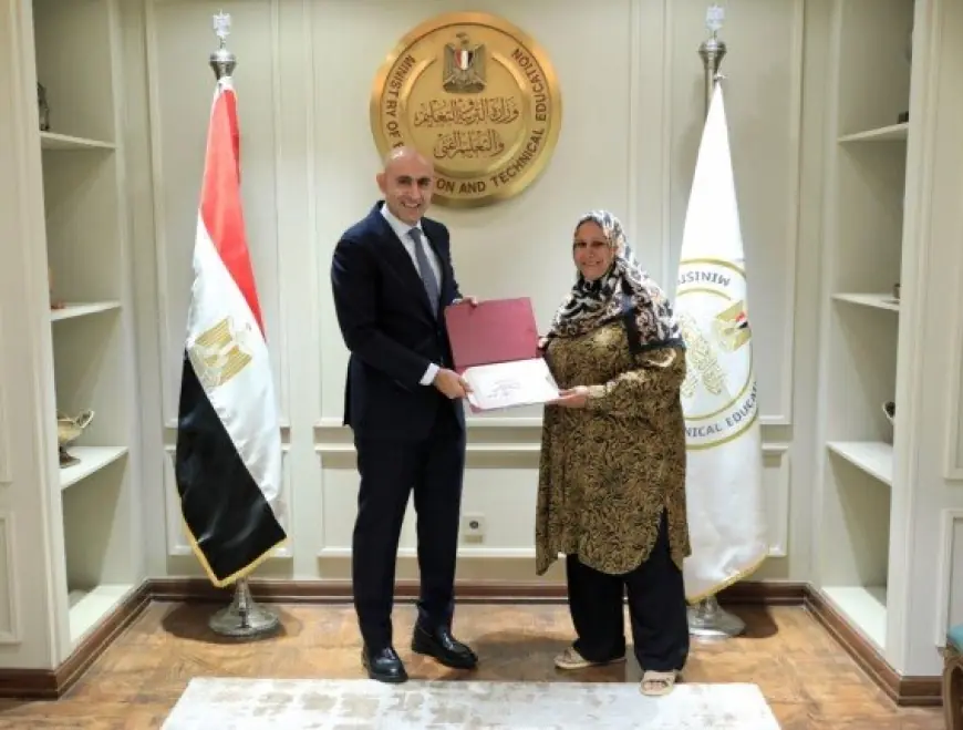 تكريم وزير التعليم لمديري مدرستي برقطا الإعدادية والشهيد أحمد سمير تعزيزًا لكرامة المعلمين كخط أحمر