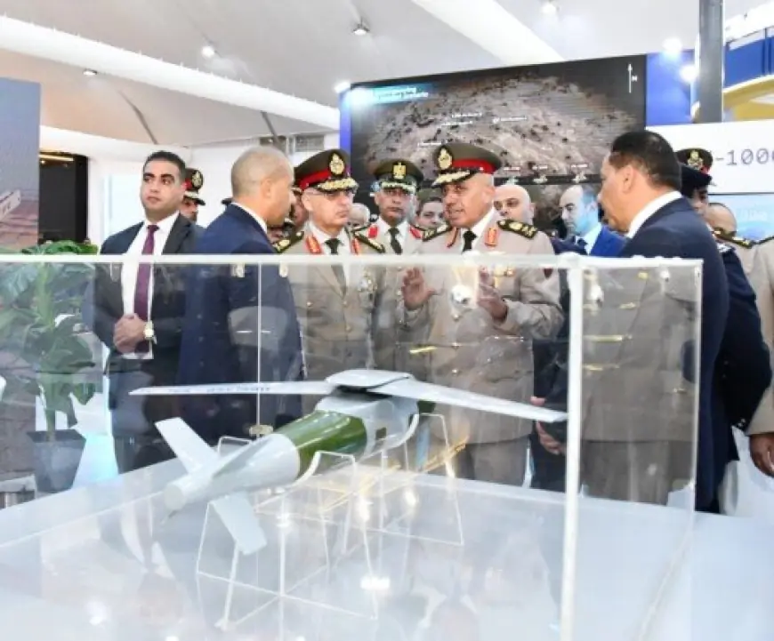 وزير الدفاع ورئيس الأركان يتواصلان مع قادة الوفود العسكرية في معرض العلمين الدولي للطيران والفضاء