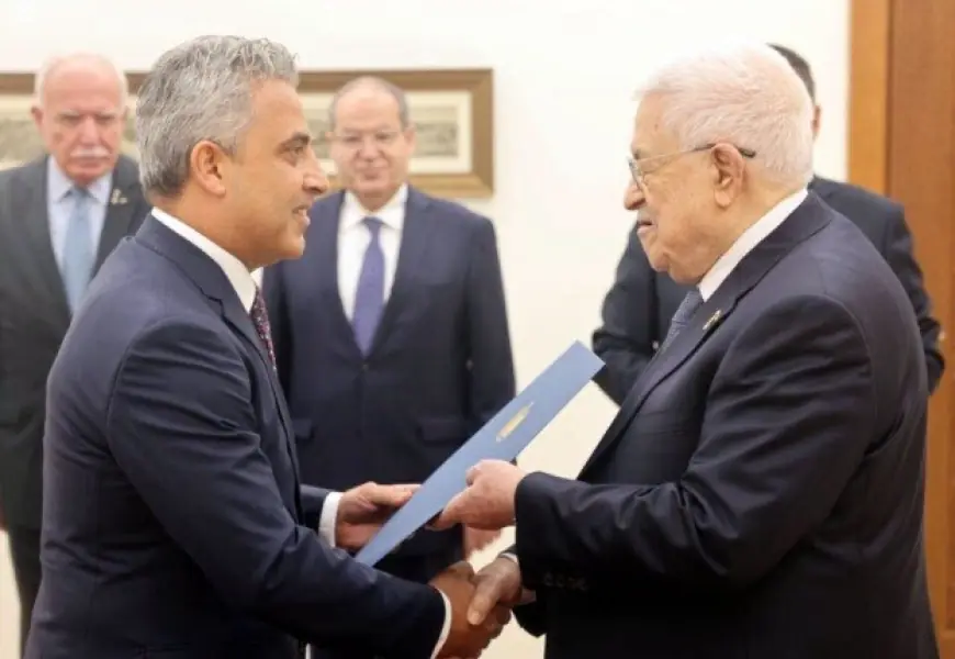 السفير المصري يسلم أوراق اعتماده للرئيس الفلسطيني محمود عباس لتعزيز العلاقات الثنائية