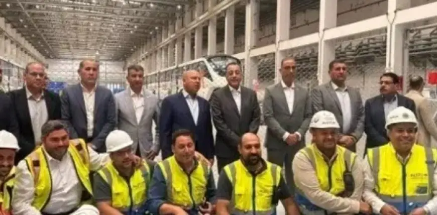 مدبولي يقوم بجولة في مونوريل غرب النيل ويصور لحظات مميزة مع فريق العمل