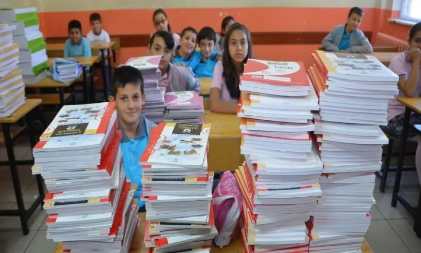 مع بداية العام الدراسي الجديد التعليم تشدد على أهمية تسليم الكتب الدراسية للطلاب بسرعة