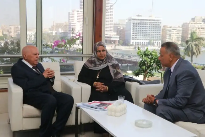 نقيب المعلمين يكرّم مديري مدرستين في القليوبية ويمنحهما رحلتي عمرة تقديرًا لإنجازاتهما
