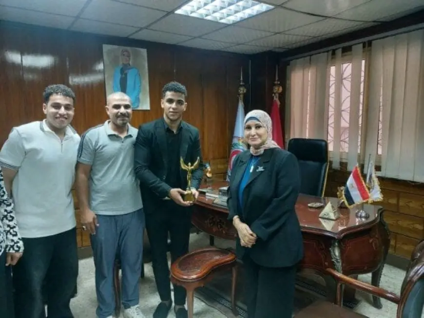 نقيب التمريض تكرّم الممرض علي محمد بجوائز مالية ودرع ومنحة دراسية في جامعة بدر