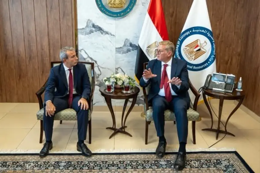 وزير البترول يعقد اجتماعاً مع وفد إيني الإيطالية لتسريع تطوير الاكتشافات النفطية الجديدة