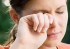 عادات يومية مثل لمس الوجه المتكرر قد تزيد من فرص نقل الجراثيم والعدوى