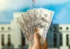 الدولار يقترب من تسجيل خسارة أسبوعية أولى منذ أكثر من شهر