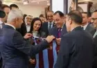 مسؤول تركي يهدي مدبولي قميص محمد صلاح في لقاء خاص بين طرابزون والقاهرة