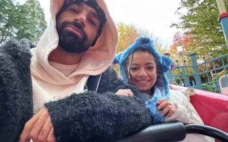 شاهد بالصور محمد صلاح يشعل الإنترنت باحتفاله بعيد ميلاد ابنته مكة