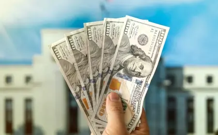 الدولار يقترب من تسجيل خسارة أسبوعية أولى منذ أكثر من شهر