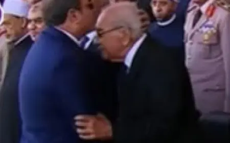 الرئيس السيسي يعبر عن تقديره للبطل المصري بتقبيل رأس الفريق مجدي حتاتة