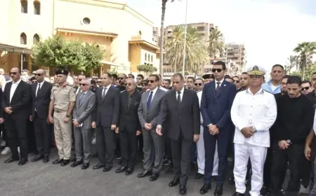 محافظ بورسعيد وكبار مساعدي وزير الداخلية يقودون مراسم الجنازة العسكرية للشهيد النقيب أحمد النشار