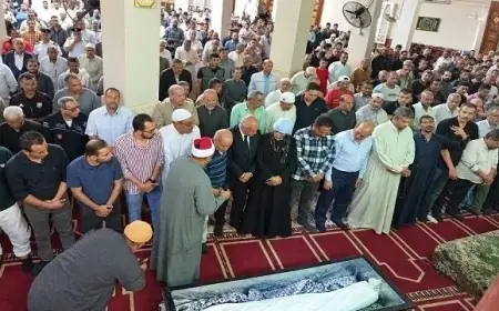 تشييع جثمان محمد قاياتي رئيس تحرير حقائق وأسرار في الفيوم بوجود مصطفى بكري في مقدمة المشيعين