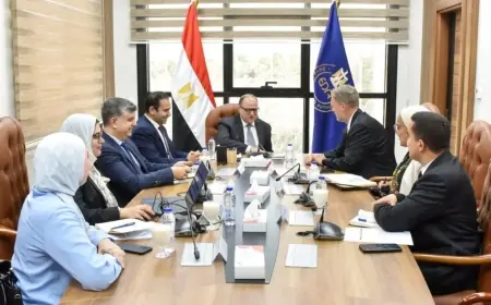 رئيس هيئة الدواء يعزز التعاون مع إيست فارما لتوسيع الاستثمارات وتوطين صناعة الأدوية بمصر