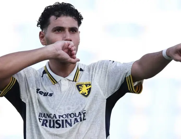 عمر فايد يتألق في فوز فروزينوني الساحق على ساسولو برباعية في الدوري الإيطالي