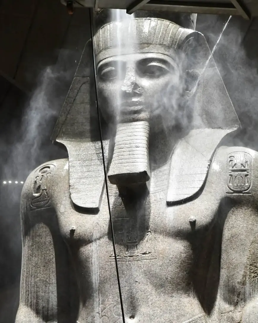 المتحف المصري الكبير يكشف خطوات تنظيف تمثال رمسيس الثاني بالتفصيل