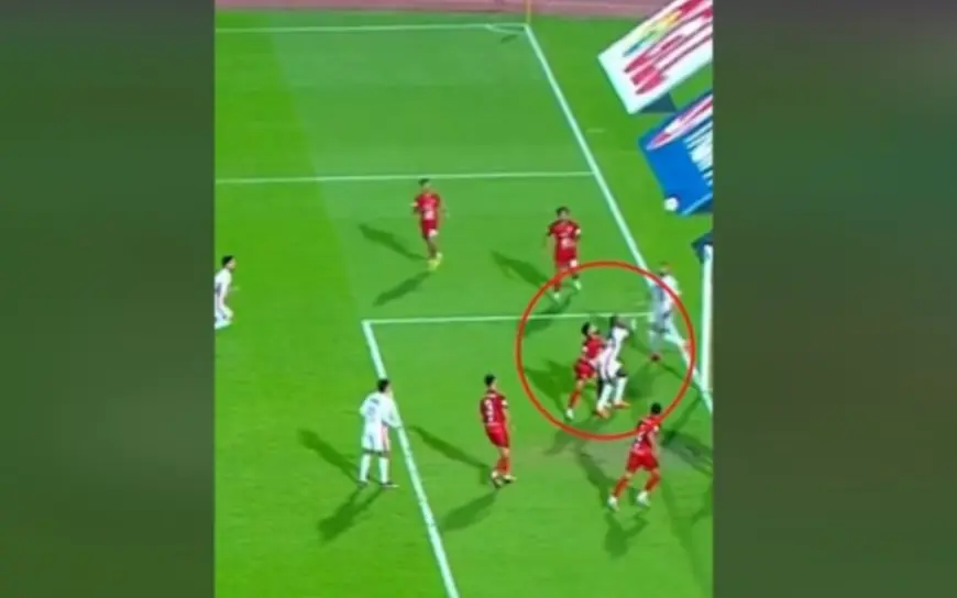 صدمة.. بث مباراة القمة يكشف بوضوح عدم خروج الكرة من الملعب في لقطة مطالبة الزمالك بركلة جزاء لشيكو بانزا