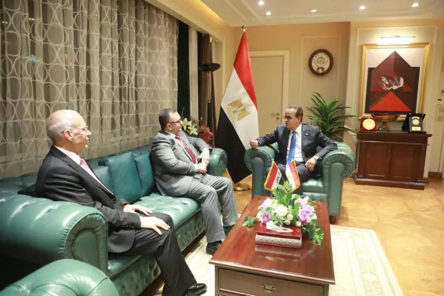 وزير الصحة يناقش تطوير صناعة الأدوية وتعزيز التعاون الطبي مع العراق