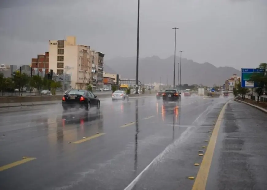 توقعات الطقس غدا الجمعة: أمطار متفاوتة ورياح نشطة في معظم المناطق ودرجات حرارة مميزة