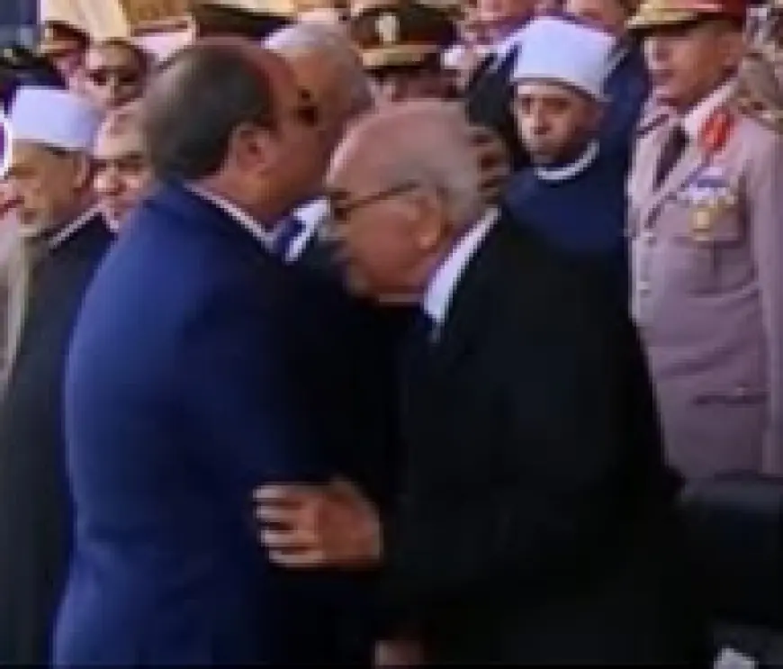 الرئيس السيسي يعبر عن تقديره للبطل المصري بتقبيل رأس الفريق مجدي حتاتة