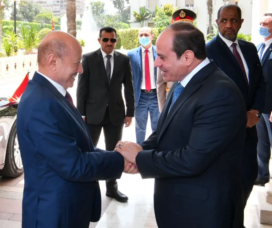 رئيس مجلس القيادة اليمني يثني على دعم مصر الشجاع والمتميز لليمن