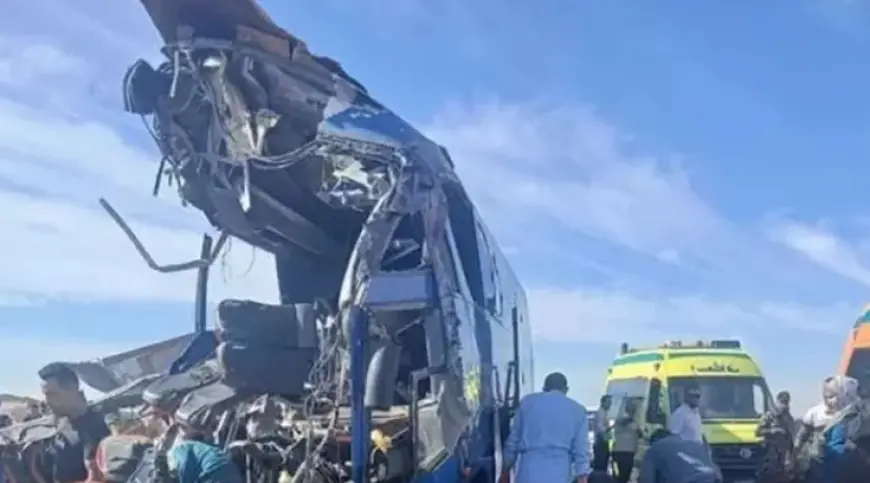 ارتفاع عدد ضحايا حادث طريق أسيوط الغربي إلى 12 وفاة و30 إصابة والصحة تُرسل 28 سيارة إسعاف