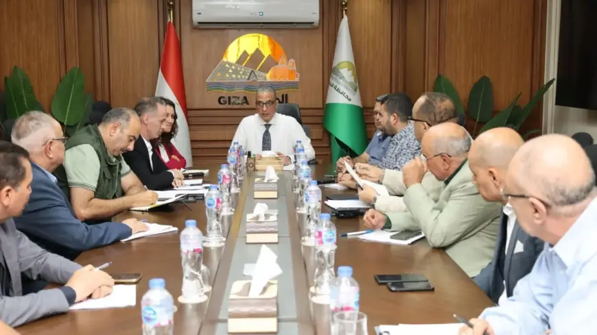 محافظ الجيزة يسعى لحلول فورية لإنهاء تعارض المرافق مع مشاريع الرصف في حدائق الأهرام