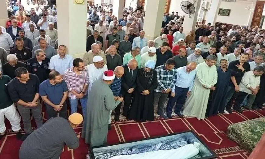 تشييع جثمان محمد قاياتي رئيس تحرير حقائق وأسرار في الفيوم بوجود مصطفى بكري في مقدمة المشيعين
