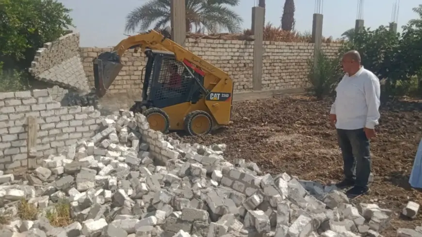 محافظ أسيوط يعلن إزالة 35 حالة تعدٍ على الأراضي الزراعية وأملاك الدولة ومخالفات البناء بنجاح