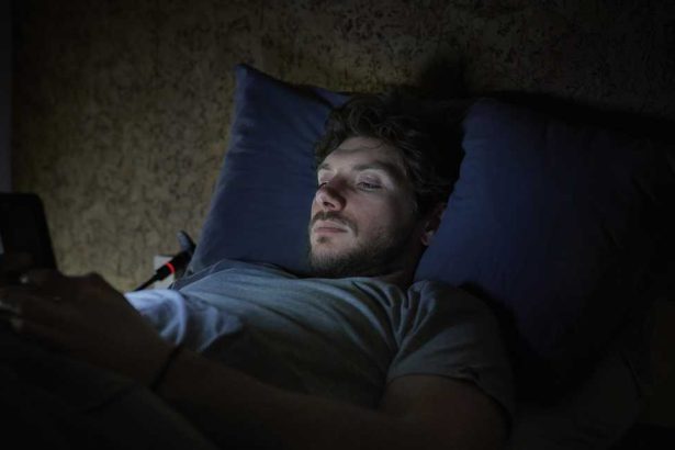 هذه هي مخاطر النوم مع هاتفك المحمول بجانب وسادتك