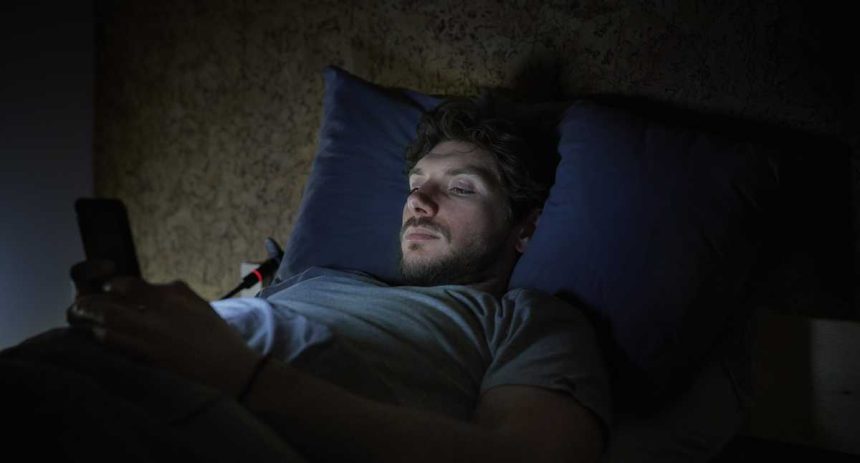 هذه هي مخاطر النوم مع هاتفك المحمول بجانب وسادتك