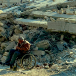 بملامحه حرقة.. مسن سوري ينتظر صامتاً يومياً فوق الركام